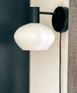 BELL Vägglampa 20cm Svart/Opalvit