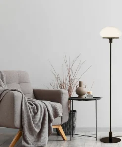 NEW AUGUST Golvlampa 140cm Svart/Opalvit